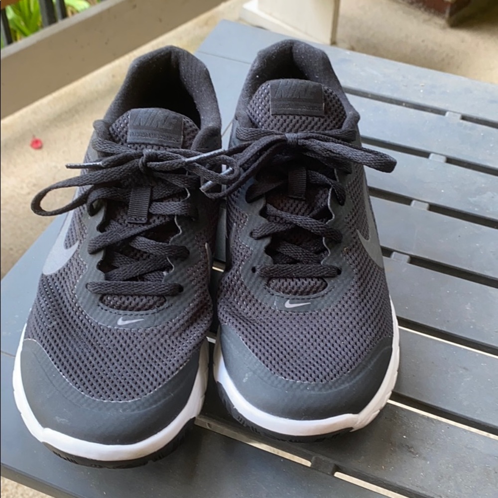 EUC women’s Black Nike shoes
